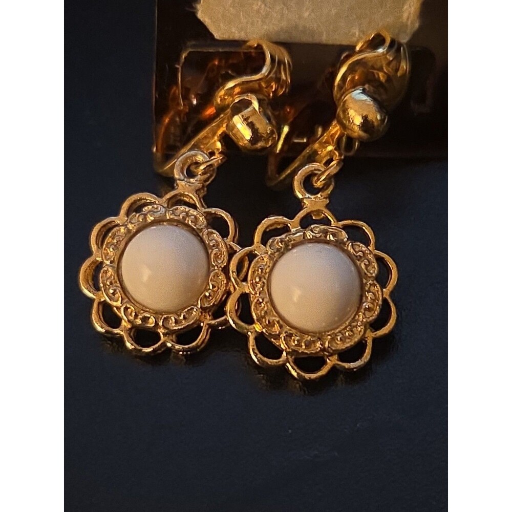 Vintage Gold Tone Drop Earrings w/ White Flower Cabochon – Retro Costume Jewelry